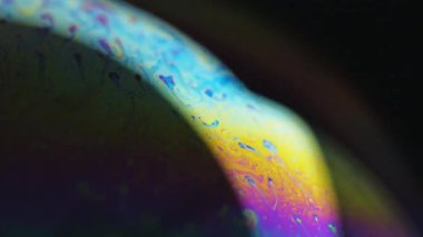 Mürekkep rengi gökkuşağı. Psikedelik spektrum. Koyu siyah soyut sanat arka planında çözünmüş sarı mavi renk eğrisi yağ kimyasal sıvı akış hareketi.