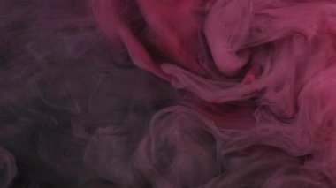 Duman girdabı. Boya suyu karışımı. Odaklanmamış pembe renkli toz parçacıkları koyu soyut sanat arka planında sis dalgası hareketi.
