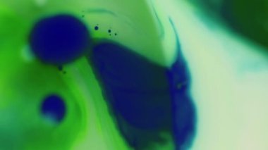 Yağ sıvısı. Boya karışımı. Odaklanmamış yeşil renk jeli dokusu parlak sıvı boya akışı hareket soyut sanat arkaplanı.