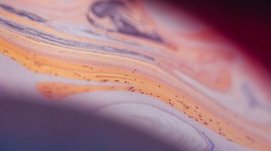 Renk köpüğü dökülmüş. Mürekkep karışımı. Odaklanmamış mor sıvı tahıl dokusu koyu soyut sanat arka planında emülsiyon dalgası.