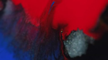 Mürekkep karıştırılmış su. Boya dalgası. Bulanık, mavi, parlak, parlak, siyah parçacıklar. Islak, emülsiyon, akış karşıtlığı, soyut sanat arka planı..