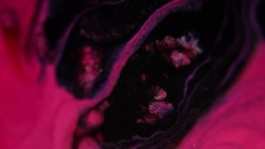 Mürekkep döküldü. Parlak boya akışı. Odaklanmamış pembe siyah renk parlatıcı dokusu parıldayan simli parçacıklar pigment emülsiyon sızıntısı akışkan karışımı soyut sanat arka planı.