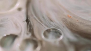 Yağ sıvısı. Pırıltılı sis. Odaklanmamış beyaz bronz bej rengi şeffaf köpükler yüzen mürekkep akışı hareketi soyut sanat arka planı.