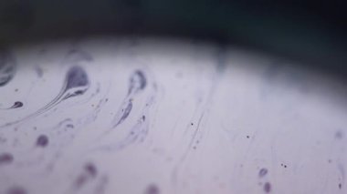 Fizzy sıvısı. Kabarcık boyası. Odaklanmamış mavi renk yağ dokusu koyu soyut sanat arka planında sıvı emülsiyon hareketi.