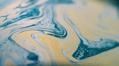 Köpük sıvısı dökülmüş. Boya akışı. Odaklanmamış mavi renk akrilik boya emülsiyon baloncukları kimyasal karışım dalgası soyut sanat arka planı.