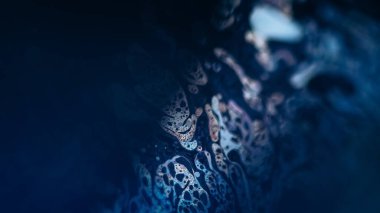 Sabun köpüğü. Köpüklü su. Odaklanmamış mavi yağ dokusu emülsiyon damlacıkları koyu siyah ışık parlaması üzerinde yüzer soyut sanat arkaplanı.