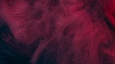 Duman bulutu. Mürekkepli su sıçraması. Odaklanmamış pembe siyah renkli simli partiküller koyu soyut sanat arka planında desen sisi dalgası.