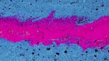 Soyut arkaplan. Islak boya. Parıltı damlıyor. Büyüleyici fantezi makro moda sanatında parlak, mavi, siyah, pürüzsüz akışkan akış hareketi.