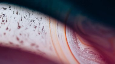 Mürekkep köpüğü. Köpüklü sıvı akışı. Odaklanmamış mor renk yağ dokusu koyu soyut sanat arka planında sıvı dalga..