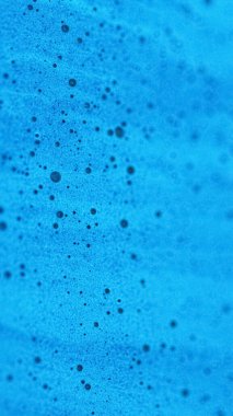 Köpük dalgası. Köpüklü sıvı dökülmesi. Odaklanmamış mavi renkli köpüklü köpüklü parlak desenli akrilik boya emülsiyon akışı soyut sanat arka planı.