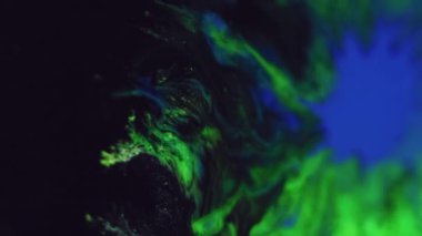 Mürekkep akışı. Renk sisi. Suyu boya. Odaklanmamış yeşil siyah parlak parçacıklar akrilik sıvı dalga koyu soyut sanat arka planı.