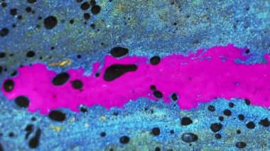 Soyut arkaplan. Parlak mürekkep. Parıldayan dalga. Hipnotik akış sanatında siyah leke hareketiyle parlak mavi altın rengi yaratıcı karışım..