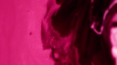 Parlayan sıvı dalga. Mürekkep döküldü. Odaklanmamış pembe mor renk parlak toz parçacıkları dokusu koyu emülsiyon su akışı hareketi soyut sanat arkaplanı karışımı.