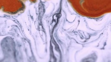 Mermer mürekkep dokusu. Parlak sıvı damlası. Odaklanmamış beyaz turuncu renk metalik tanecikler boya karışımı dalga hareketini soyut sanat arka planı.