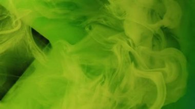 Neon buhar akışı. Su damlasını boya. Bulanık yeşil buhar yuvarlak cam küp hareketli gizemli soyut sanat arka planını ortaya çıkardı.