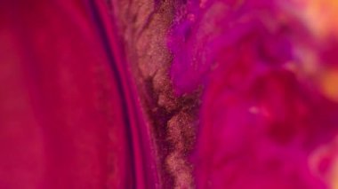 Parıldayan sıvı dalga. Boya damlası. Bulanık pembe renk metalik titreşimli pullu parçacıklar desen pigment su emülsiyon mürekkep sızıntısı sıvı akış soyut sanat arka planı.