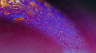 Bulanık psikedelik sıvı. Boya karışımı. Odaklanmamış neon mor turuncu renk spektrumu yağlı boya damlacıkları akış hareketi soyut sanat arka planı.