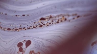 Fizzy sıvısı. Kabarcık boyası. Odaklanmamış mavi sarı yağ dokusu koyu soyut sanat arka planında köpük sıvı karıştırma hareketi.