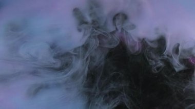 Duman girdabı. Boya suyu karışımı. Odaklanmamış mavi renkli toz parçacıkları koyu soyut sanat arka planında sis dalgası hareketi.