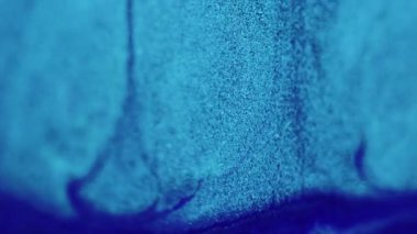 Islak sim sıçraması. Mürekkep dalgası. Bulanık mavi renk parıldayan desen sıvı boya karıştırıcı akış cazibe sanat soyut arkaplan.