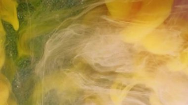 Acryl buharı. Mürekkep akışı. Akışkan sanat. Parlak sarı, beyaz, mor, bulut desenli, sıvı, boya, hareket puslu, soyut arka plan..