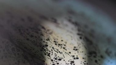 Bulanık köpük dokusu. Mürekkep akışı. Odaklanamayan siyah sarı renkli köpüklü yağlı kimyasal emülsiyon dalgası soyut sanat arka planı.