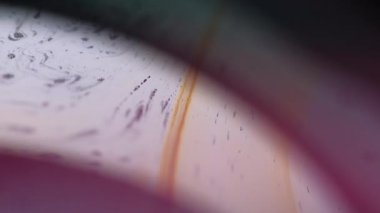 Mürekkep köpüğü. Köpüklü sıvı akışı. Odaklanmamış mor renk yağ dokusu koyu soyut sanat arka planında sıvı dalga hareketi.