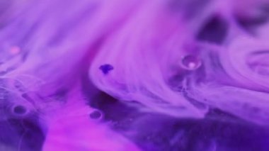 Renk sisi. Su karışımı boya. Odaklanmamış pembe şeffaf yağ kabarcıkları yüzen sıvı akış hareketi soyut sanat arka planı.