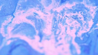 Mürekkep girdabı. Parıldayan sıvı dalga. Odaklanmamış mavi pembe, parlak kum tanecikleri boya sıçrama pigmentleri akrilik boya sıvısı dökülme hareketleri soyut sanat arkaplanı.