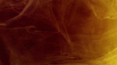 Köpüklü duman. Boya suyu sıçraması. Odaklanmamış sarı bronz rengi buhar bulutu parlak parçacıklar doku mürekkebi soyut sanat arka planında yüzüyor.