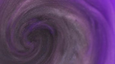 Köpüklü karışım. Akrilik su girdabı. Sıvı galaksi. Mor siyah renk akan sis neon boya mürekkebi soyut sanat arkaplan parçacıkları parıldıyor.