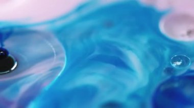 Yağ sıvısı. Su damlasını boya. Odaklanmamış mavi pembe renk şeffaf yuvarlak kabarcıklar yüzen jel dokusu akış hareketi soyut sanat arkaplanı.