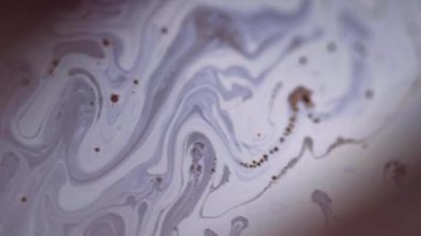 Mürekkep köpüğü. Köpüklü sıvı akışı. Odaklanmamış mavi sarı yağ dokusu koyu soyut sanat arka planında sıvı dalga hareketi.