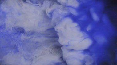 Boya su sıçratır. Duman dalgası. Odaklanmamış mavi beyaz renkli simli toz dokusu patlama buharı akışı siyah soyut sanat arka planında hareketi ortaya çıkarıyor.