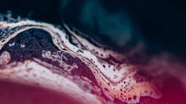 Kabarcık boyası. Asit sıvısı. Odaklanmamış pembe yağ emülsiyon sızıntısı koyu siyah ışık lekesi soyut sanat arka planında kayganlık.