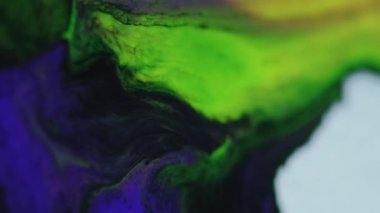 Mürekkep sıçraması. Boya karışımı. Neon sisi. Beyaz soyut sanat arka planında bulanık yeşil siyah renk sıvı karışımı sıçrama dalgası hareketi.