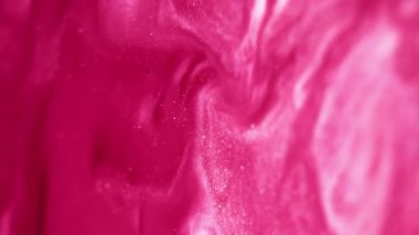 Boya suyu akışı. Parıldayan sıvı. Mermer dokusu. Bulanık pembe beyaz renk, parlak pullu parçacıklar. Kabarcık dalgalı, hareketli, soyut sanat arka planlı mürekkep emülsiyonu..