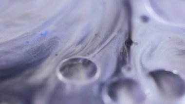 Yağ sıvısı. Pırıltılı sis. Odaklanmamış mor beyaz renk şeffaf köpükler yüzen mürekkep akışı hareketi soyut sanat arkaplanı.