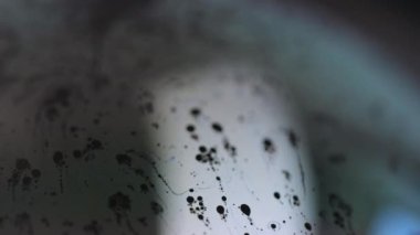 Köpük akışı. Köpük sıvısı. Odaklanmamış mavi renk köpüklü doku, koyu siyah ışık parlaması üzerinde sıvı karışımı dalga hareketi soyut sanat arkaplanı.