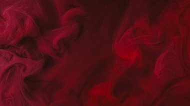 Renkli duman bulutu. Mürekkepli su sıçraması. Odaklanamayan kırmızı parıldayan toz bulutu yüzen sis akışı karanlık soyut sanat arka planı.