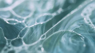 Köpük dalgası. Yağ kabarcıkları. Odaklanmamış mavi beyaz renk şeffaf yuvarlak damlacıklar yüzen köpüklü doku boya su akışı soyut sanat arka planı.