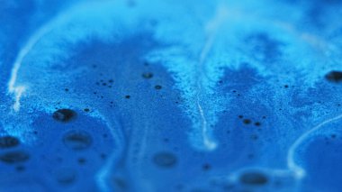 Boya karışımı. Köpüklü sıvı dökülmesi. Odaklanamayan cyan mavisi parıldayan doku akrilik yağ emülsiyon dalgası soyut sanat arka planı.
