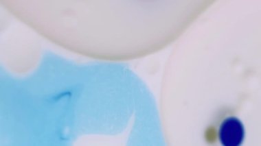 Boya yağı. Mürekkep sıvısı. Odaklanmamış beyaz renk pürüzsüz akış dokusu jel kabarcığı hareketli soyut sanat arkaplanı.