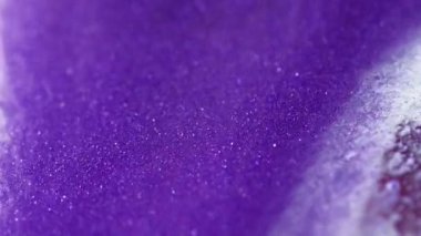 Parıldayan sıvı dökülmüş. Bokeh ışığı. Odaklanamayan mor beyaz renk kum dokusu cilası dalga hareketi soyut sanat arkaplanı.