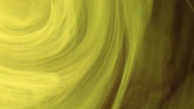 Duman yüzüyor. Su karışımı boya. Odaklanamayan sarı parlayan alev buharı desen mürekkep döndürme akışı hipnotik hareket soyut sanat arka planı.