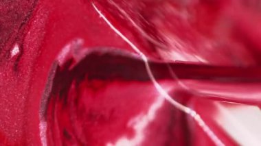 Soyut arkaplan. Islak boya. Parıltı damlıyor. Parlak dekoratif kırmızı beyaz akışkan akışkanlar buz küpü illüzyon yüzeyinde büyüleyici fantezi makro moda sanat yüzeyinde.