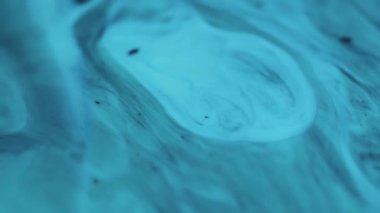 Boya dalgası. Parlak sıvı doku. Bulanık mavi renk, akrilik mürekkep, su emülsiyonu, hareket, yaratıcı soyut sanat arka planı..