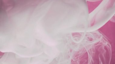 Sihirli buhar. Boya suyu girdabı. Mürekkep bulutu. Beyaz ipek akrilik sıvı akış dokusu çözünmüş pembe renk tahıl özeti arka planında sis hareketi.