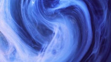Buhar girdabı. Sis girdabı. Odaklanmamış mavi beyaz renk parlayan buhar dokusu mürekkep yüzen karışım girdap döndürme soyut sanat arkaplanı.