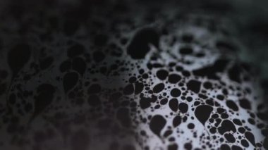 Köpük akışı. Köpük sıvısı. Koyu siyah soyut sanat arka planında odaksız mavi renkli köpüklü kimyasal sıvı dalga hareketi.